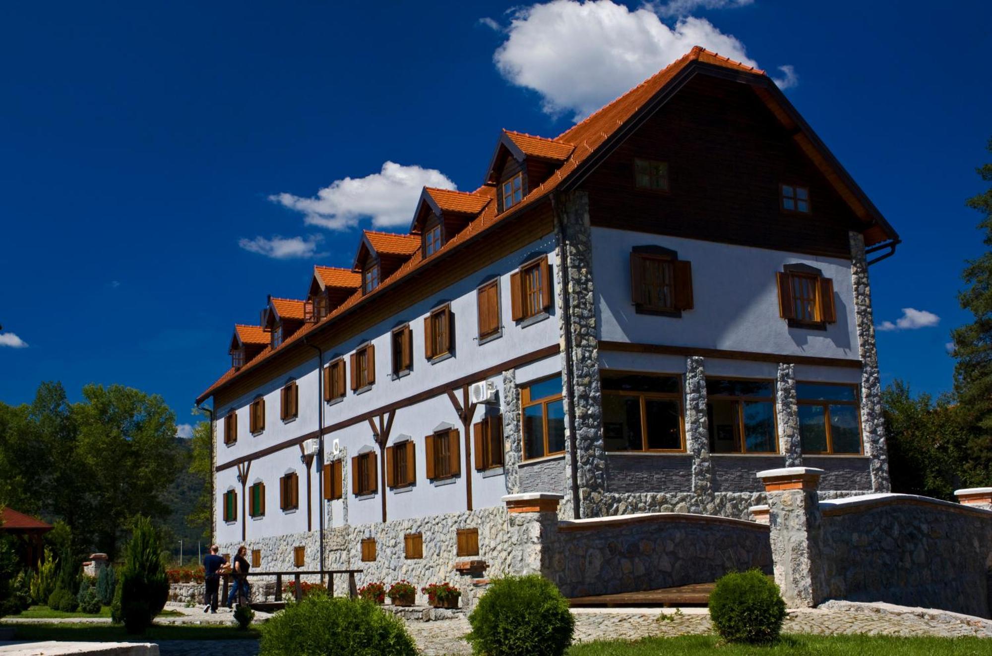 Hotel Gacka Otocsán Kültér fotó