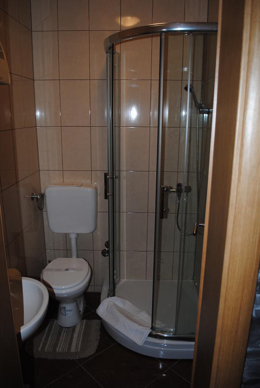 Hotel Gacka Otocsán Kültér fotó