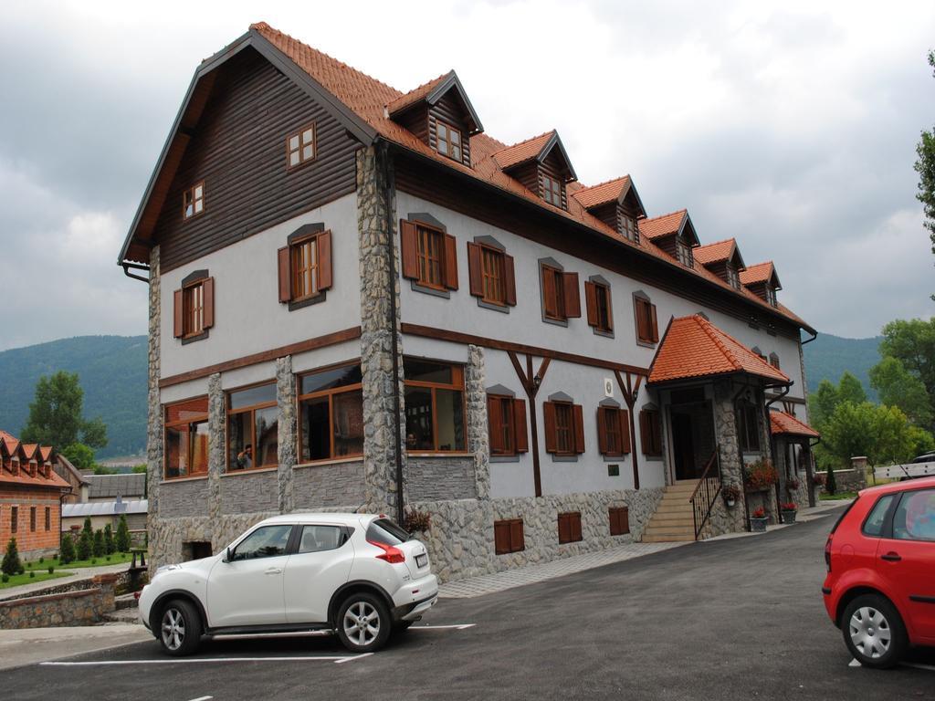 Hotel Gacka Otocsán Kültér fotó